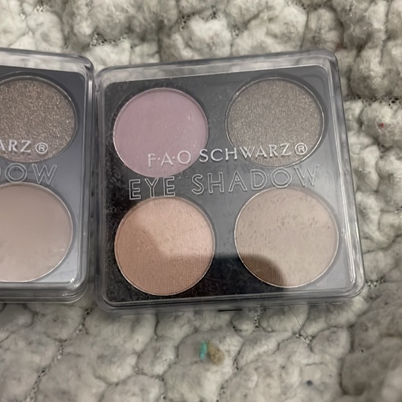 New 2 f.a.o Schwarz eye shadow palettes - Picture 2 of 4